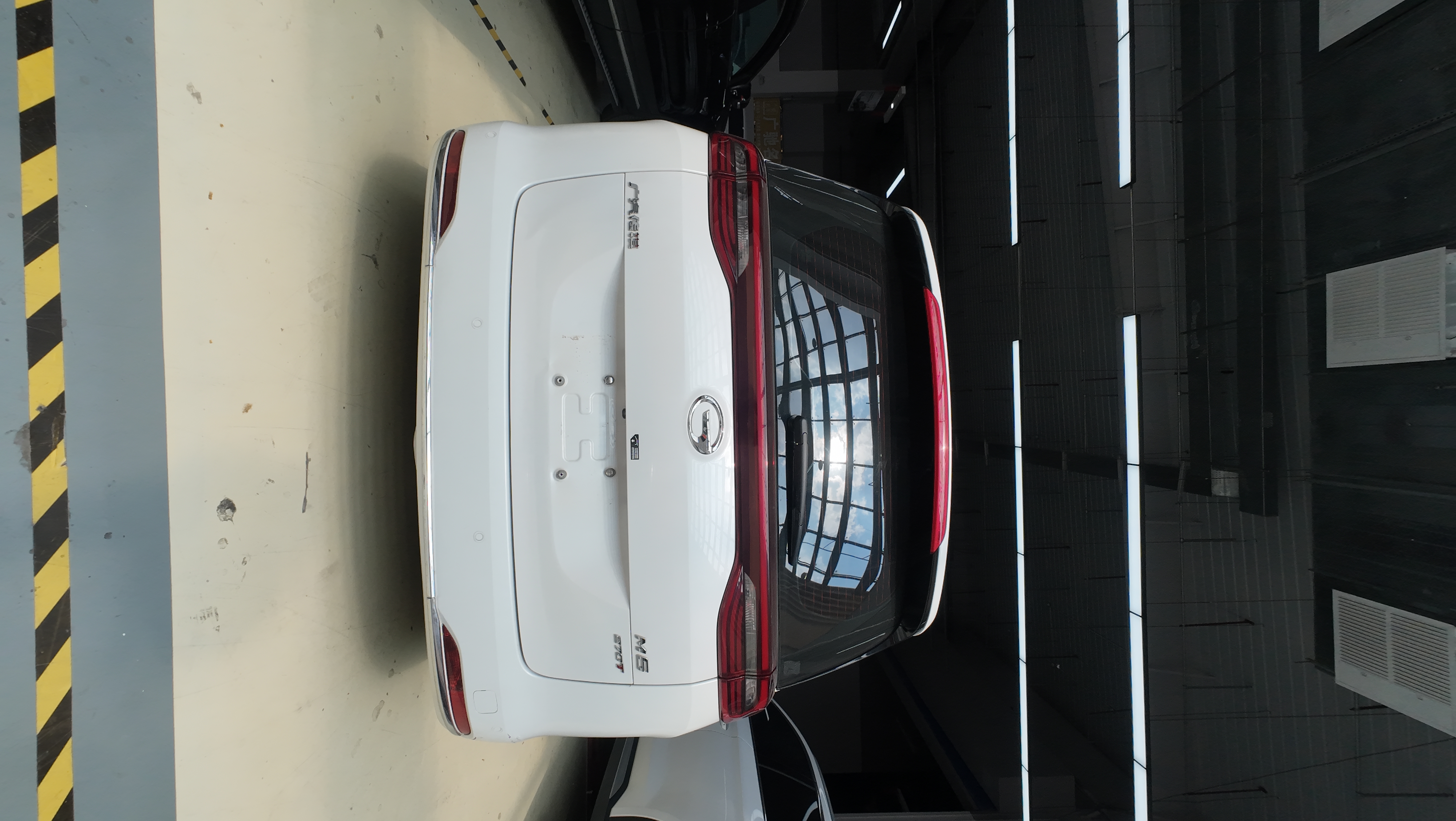 Vehicle photo 2/6