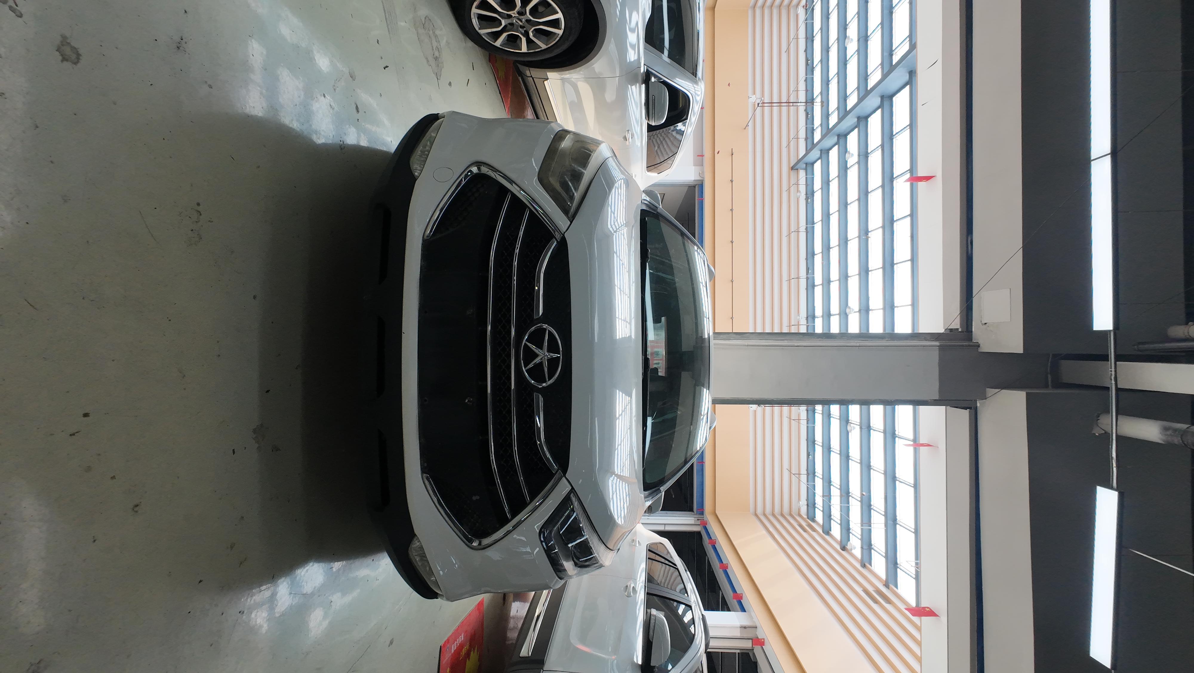 Vehicle photo 1/6