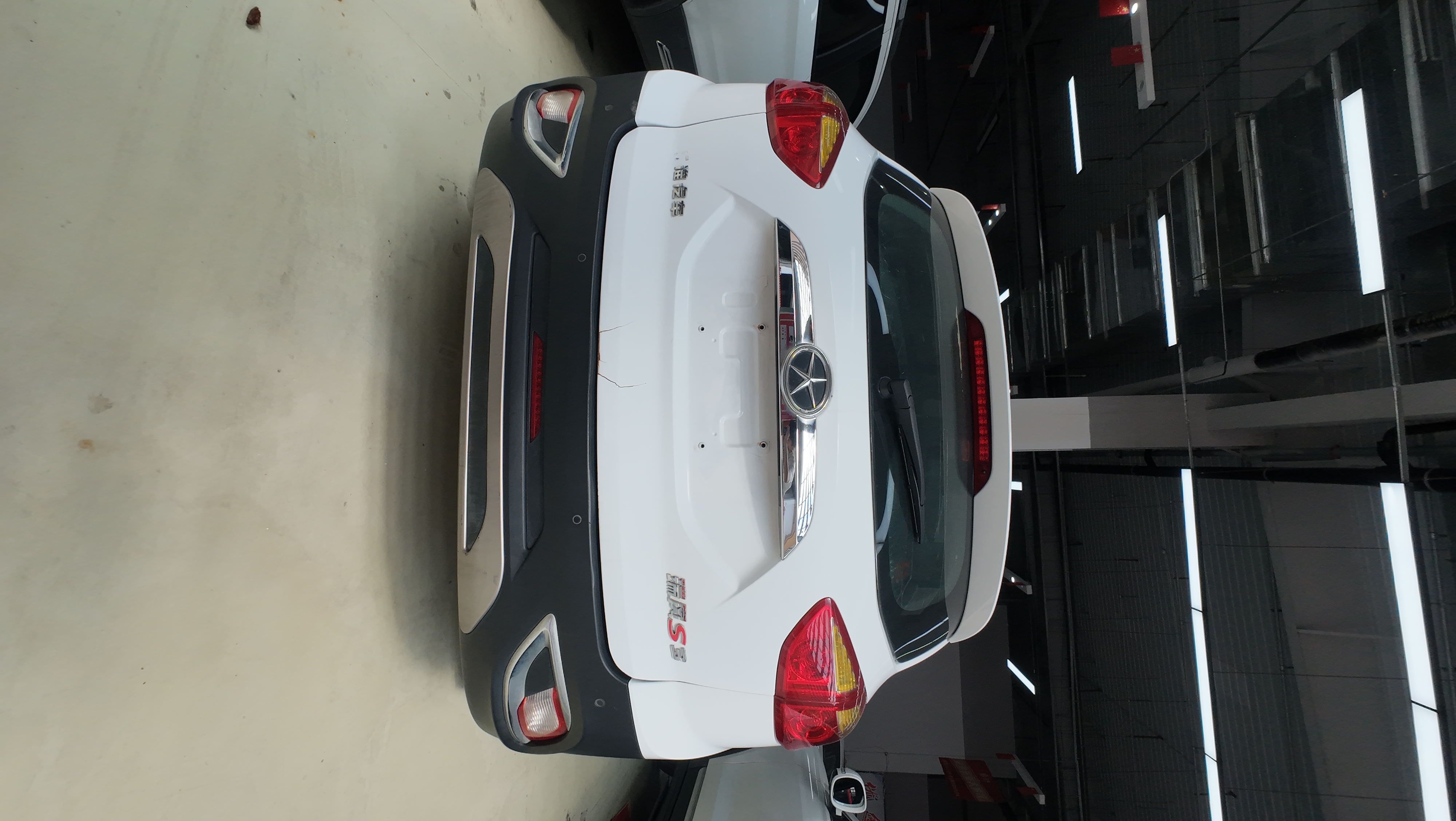 Vehicle photo 2/6
