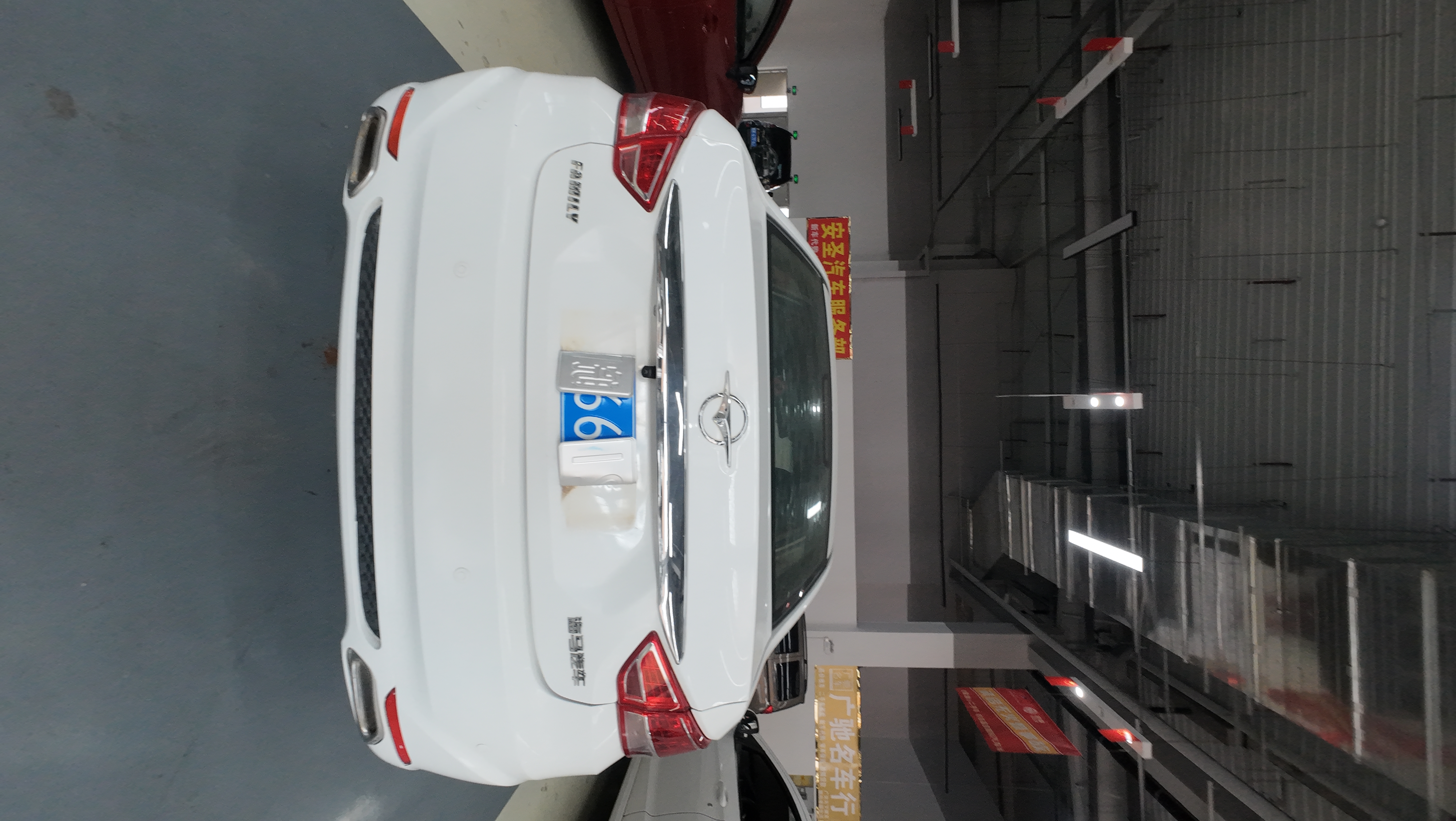 Vehicle photo 2/7
