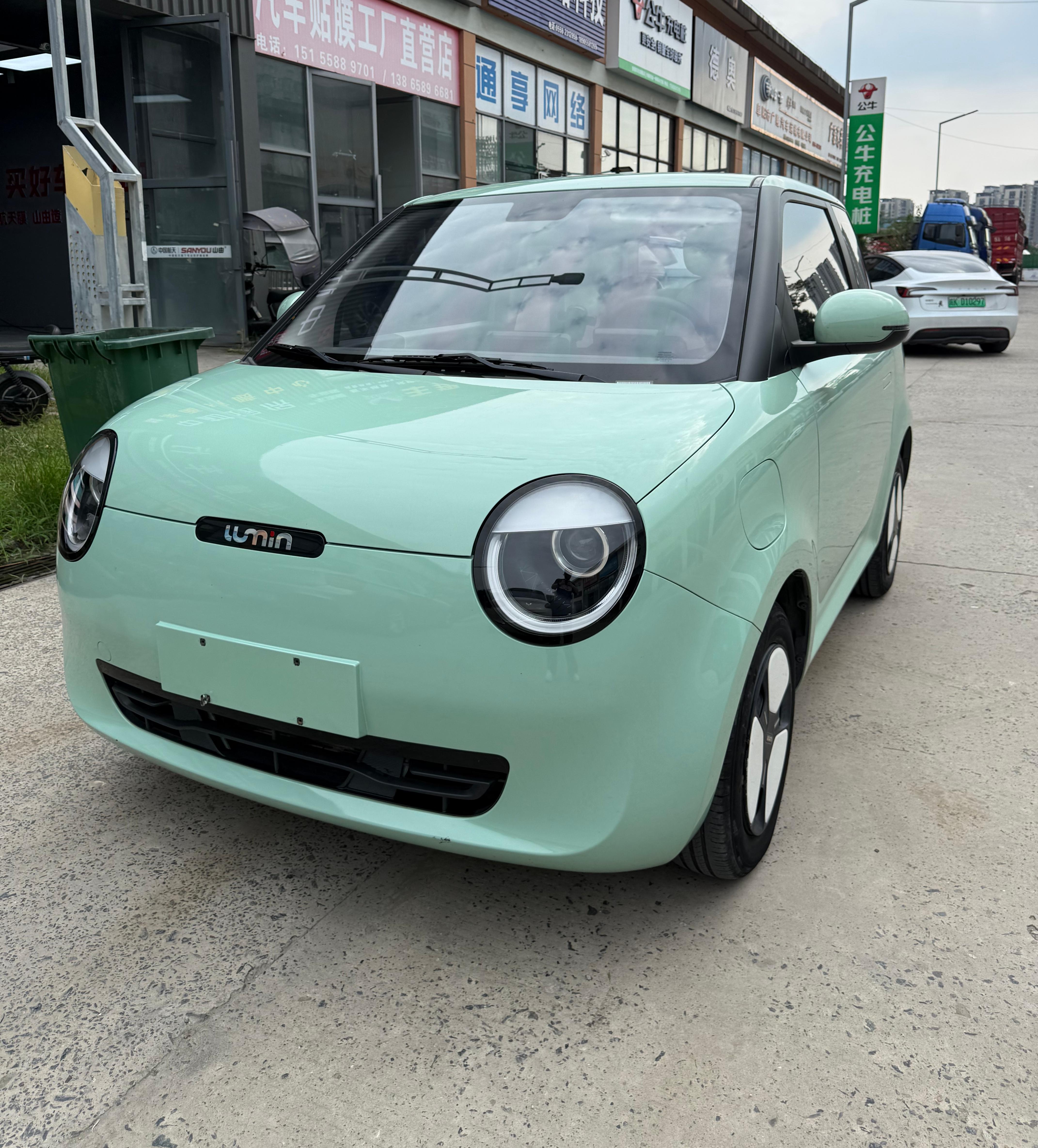 Vehicle photo 2/7