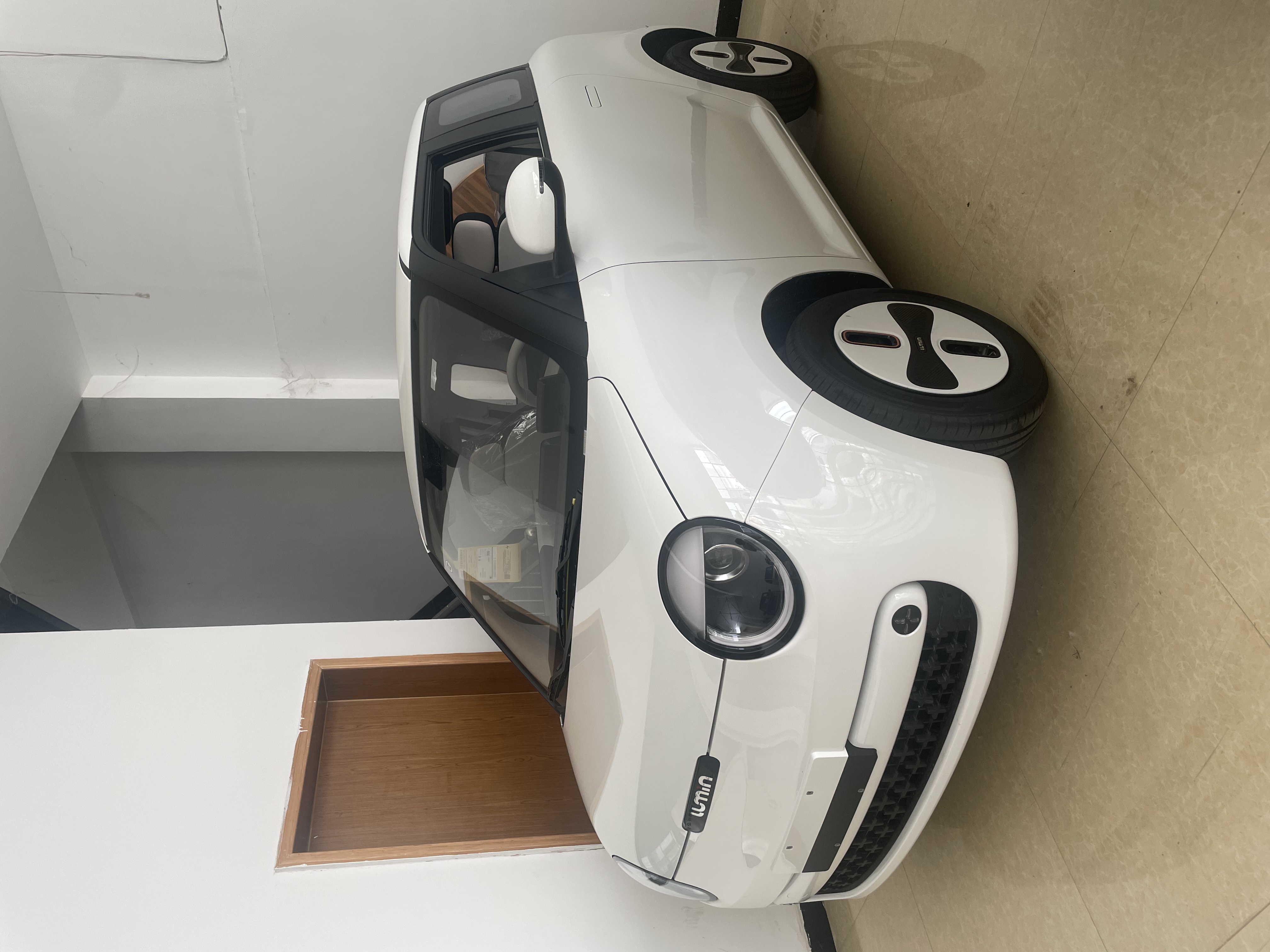 Vehicle photo 2/8