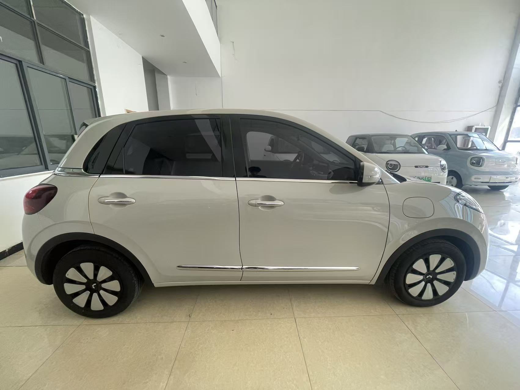 Vehicle photo 3/8