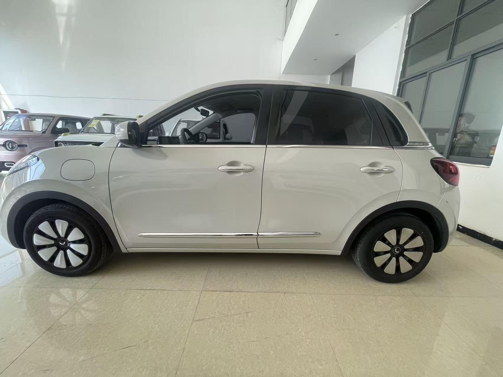 Vehicle photo 2/8