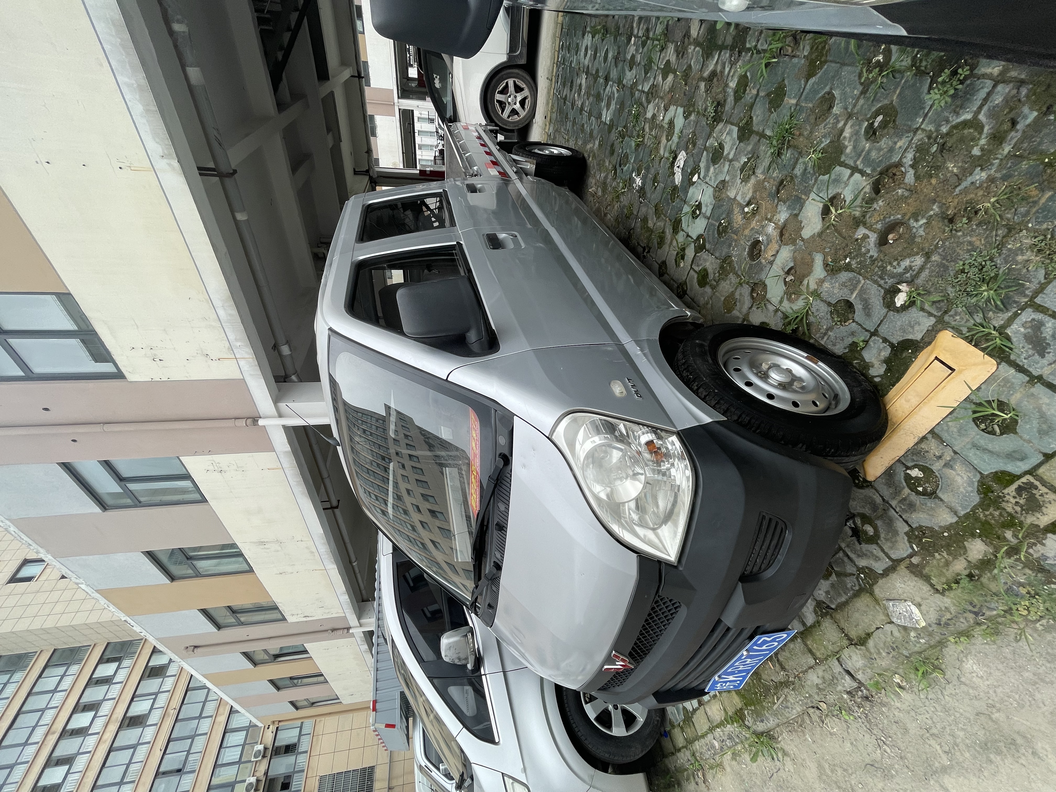 Vehicle photo 2/7