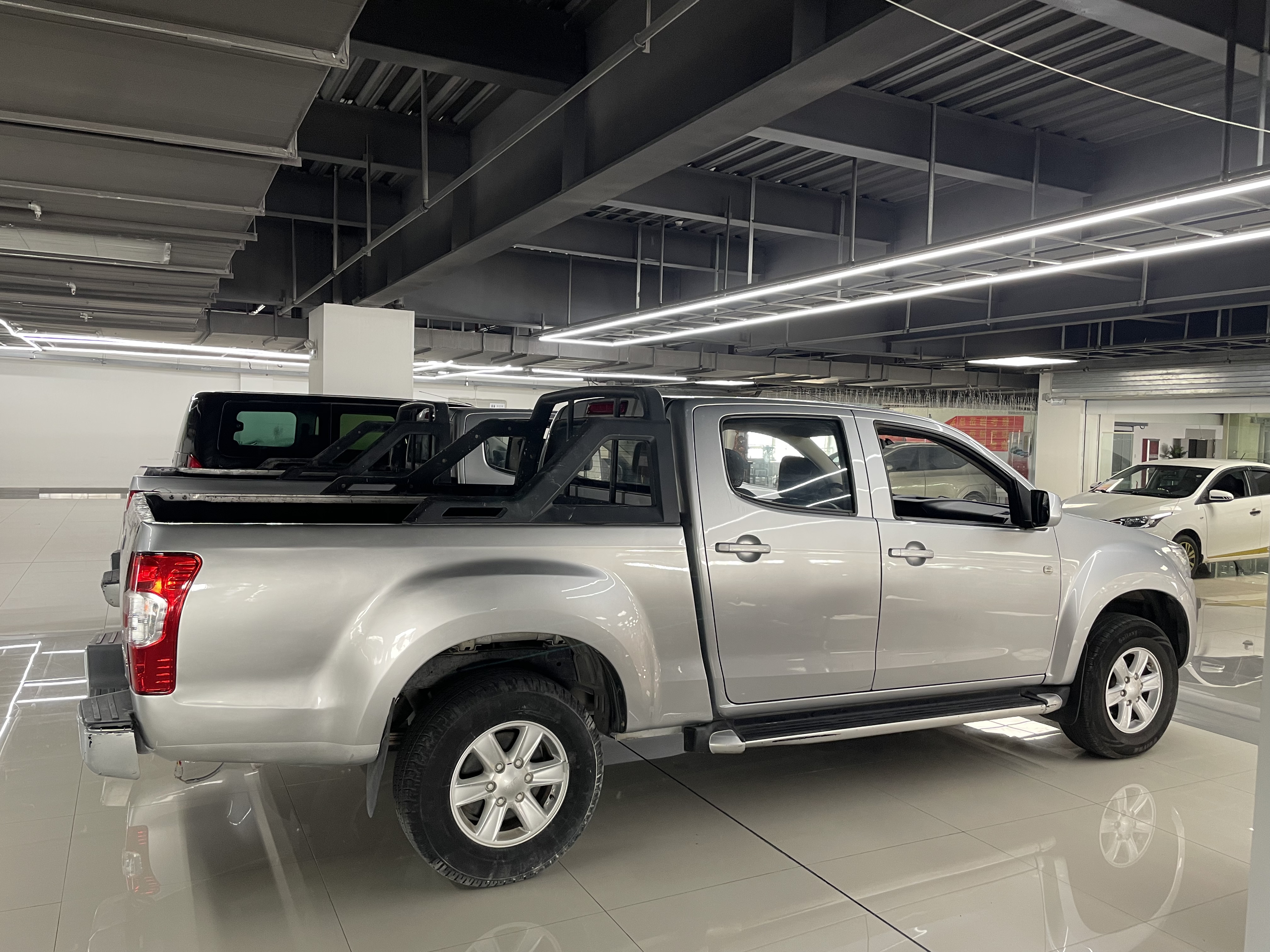 Vehicle photo 4/8
