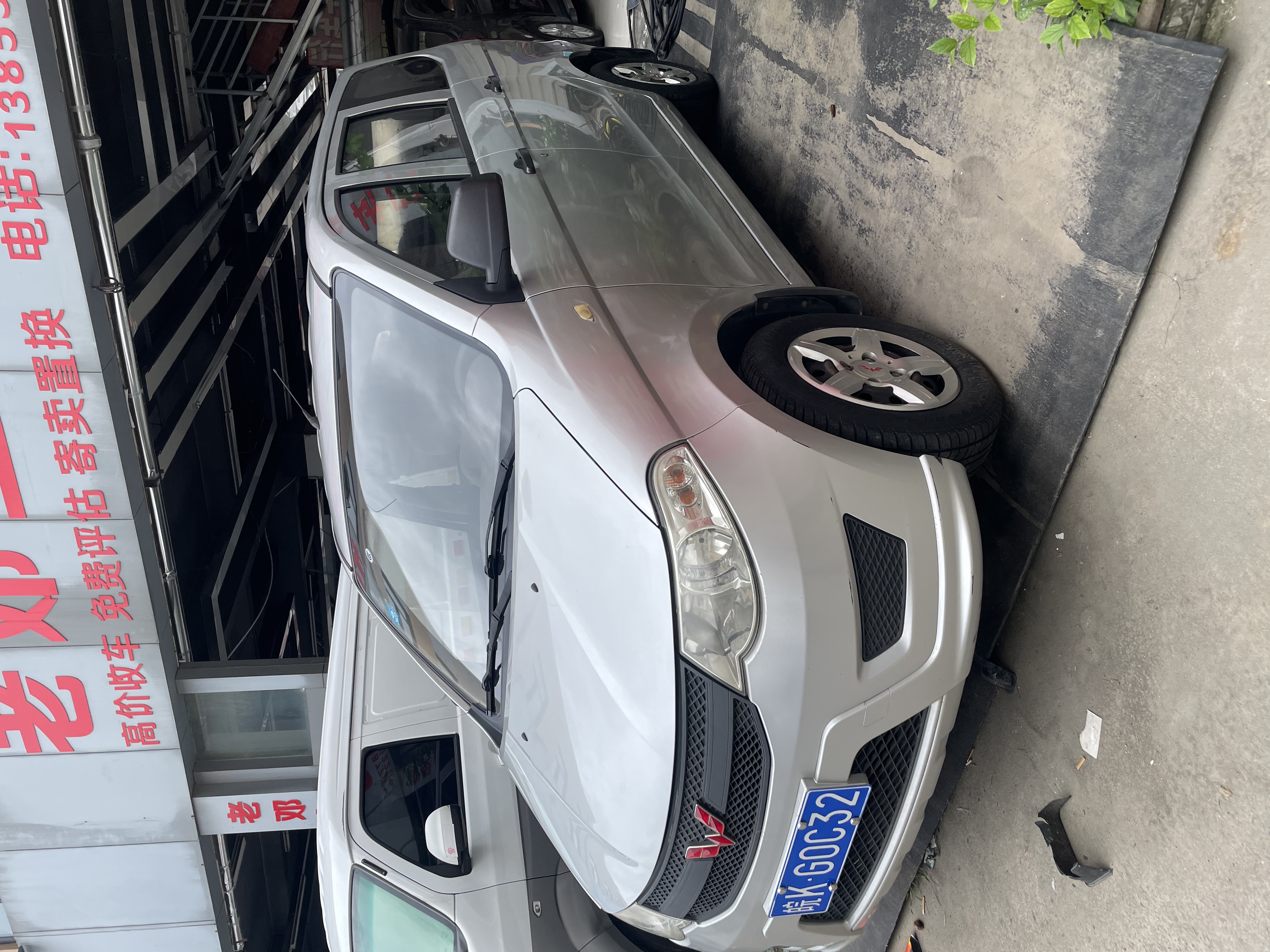 Vehicle photo 2/8