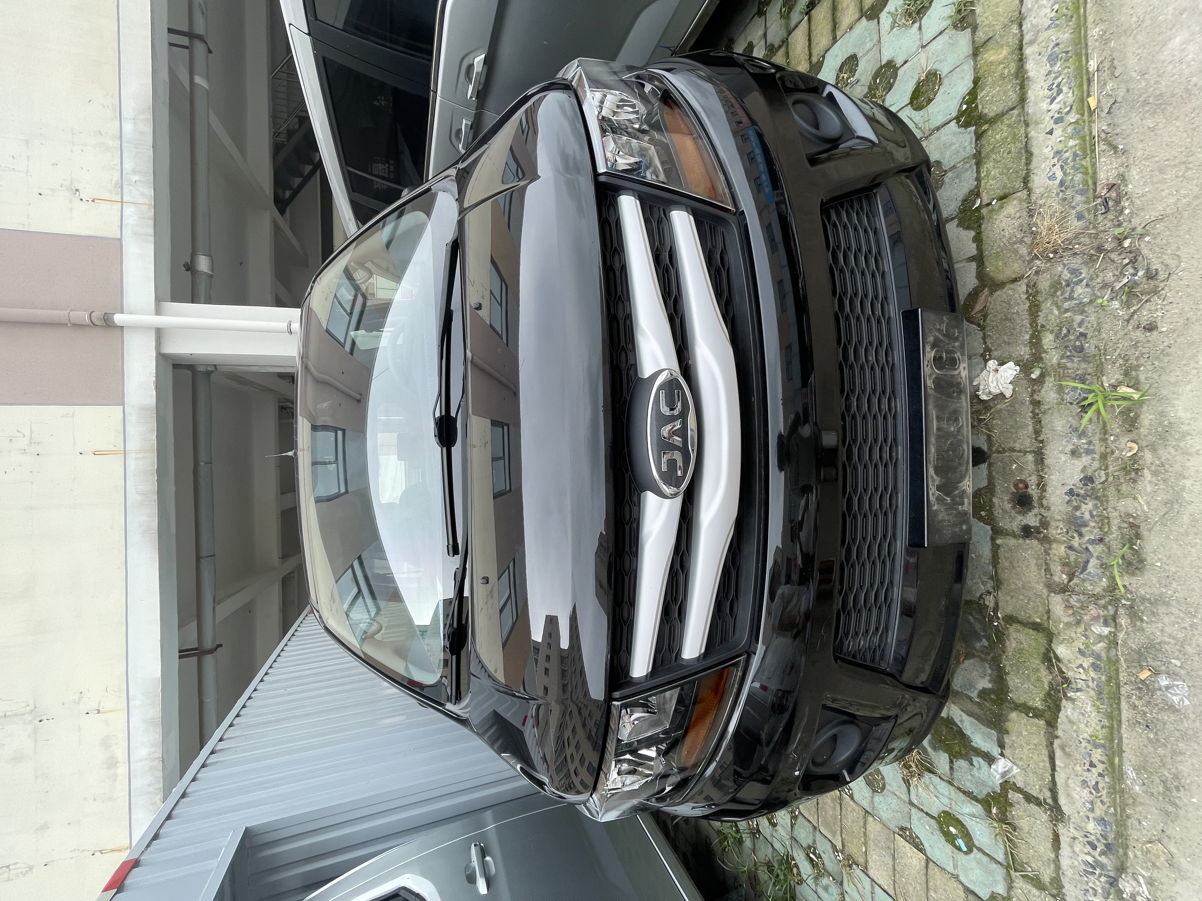 Vehicle photo 1/8