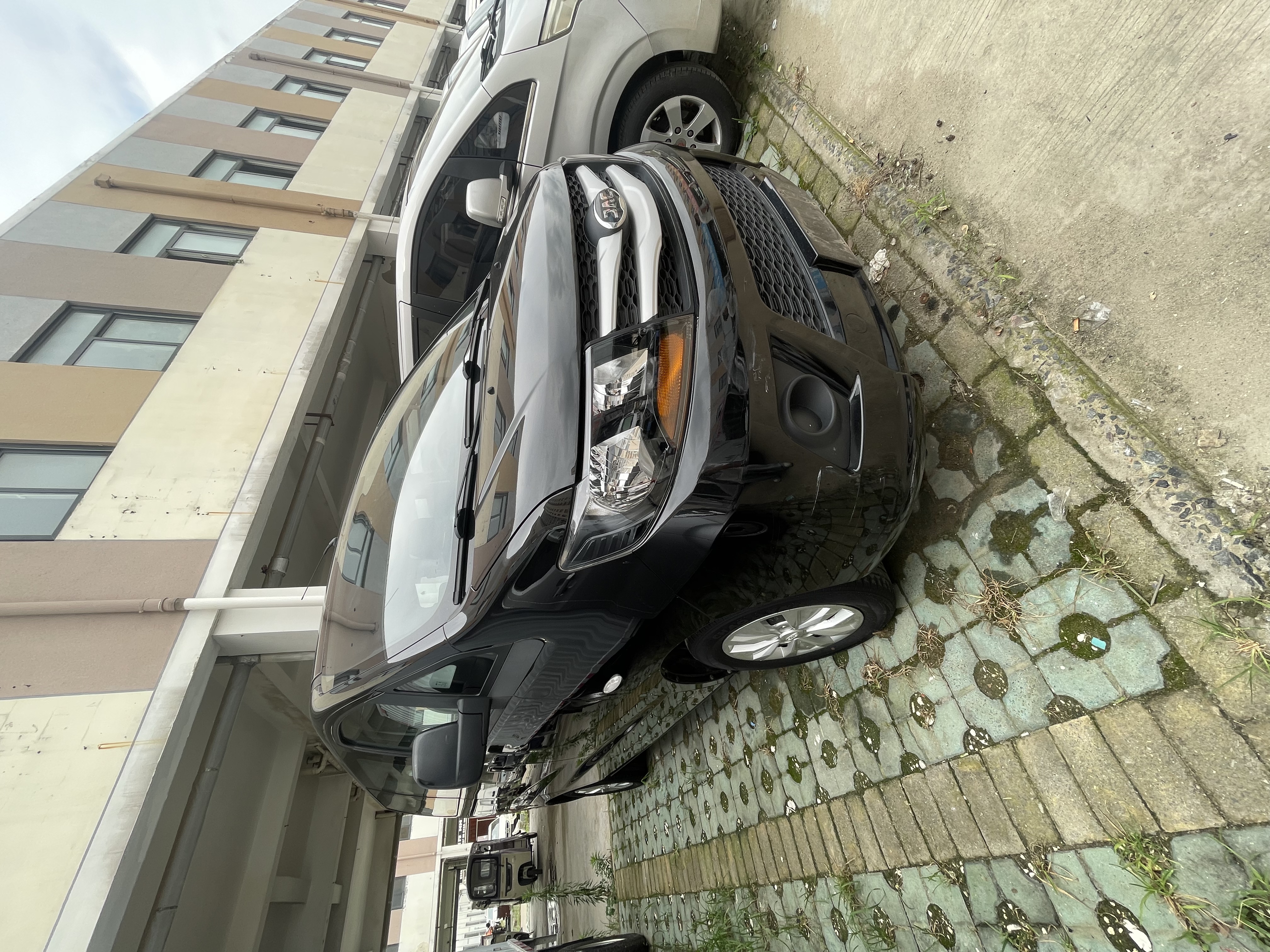 Vehicle photo 2/8