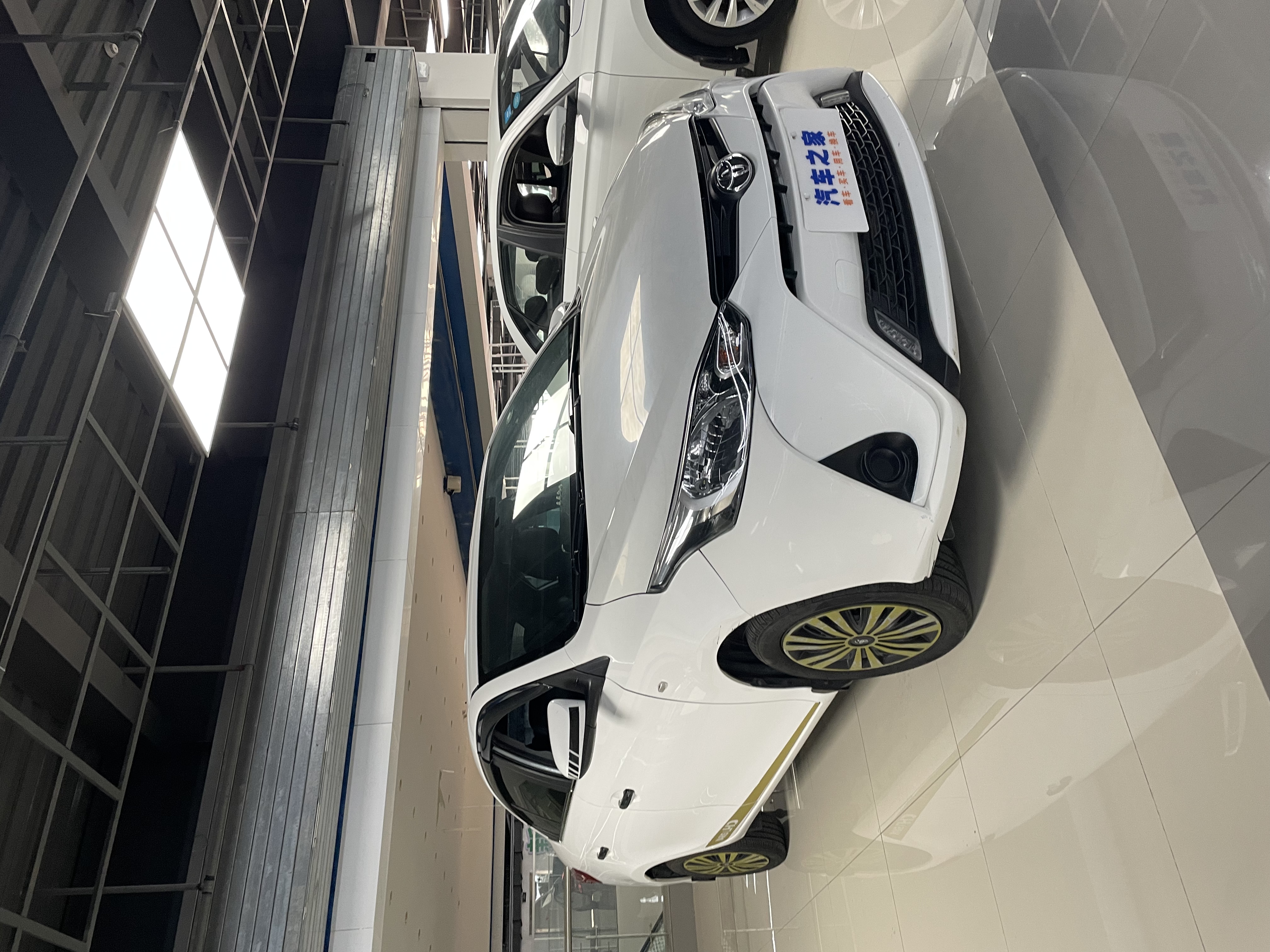 Vehicle photo 2/7