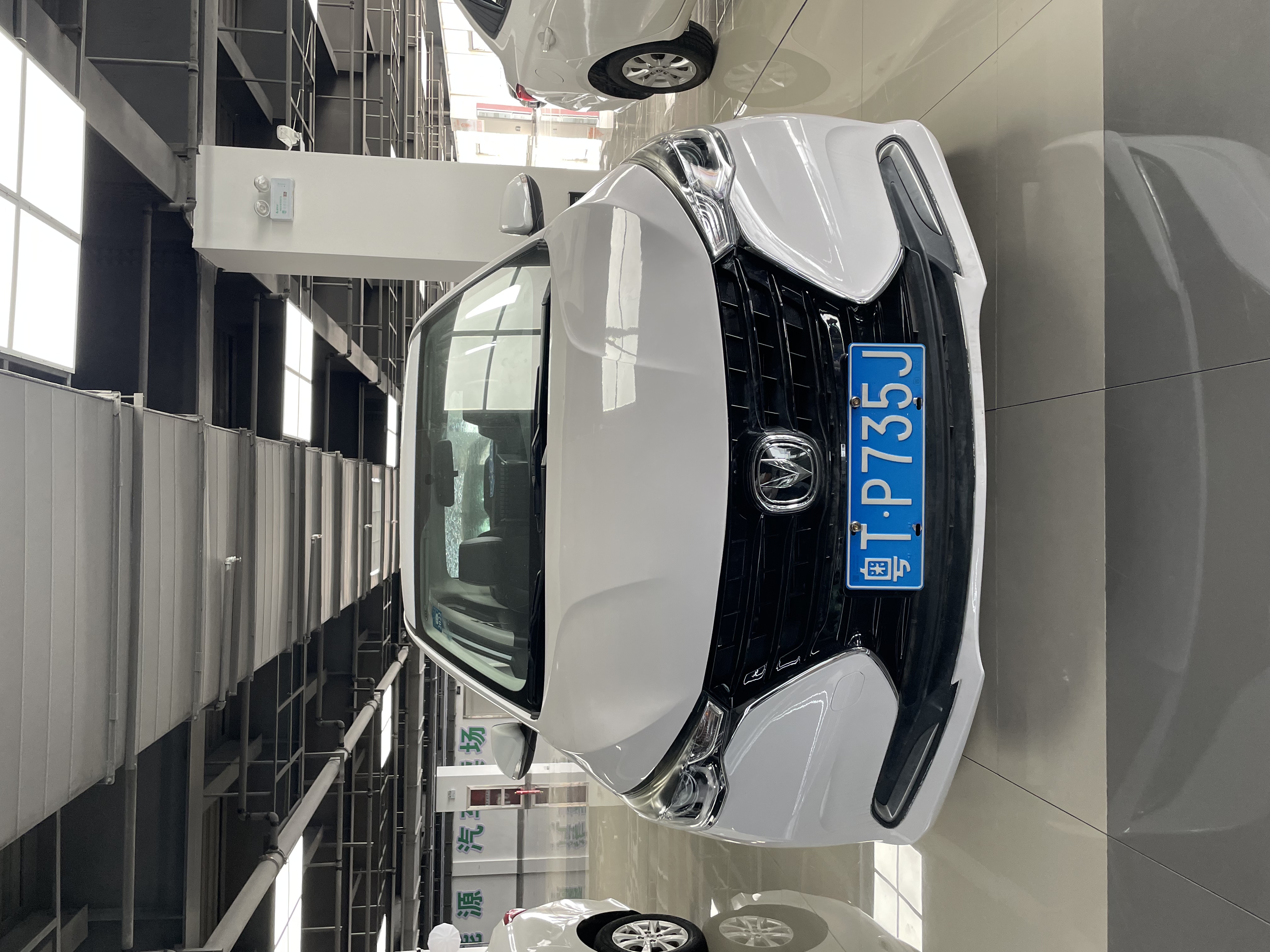 Vehicle photo 1/6