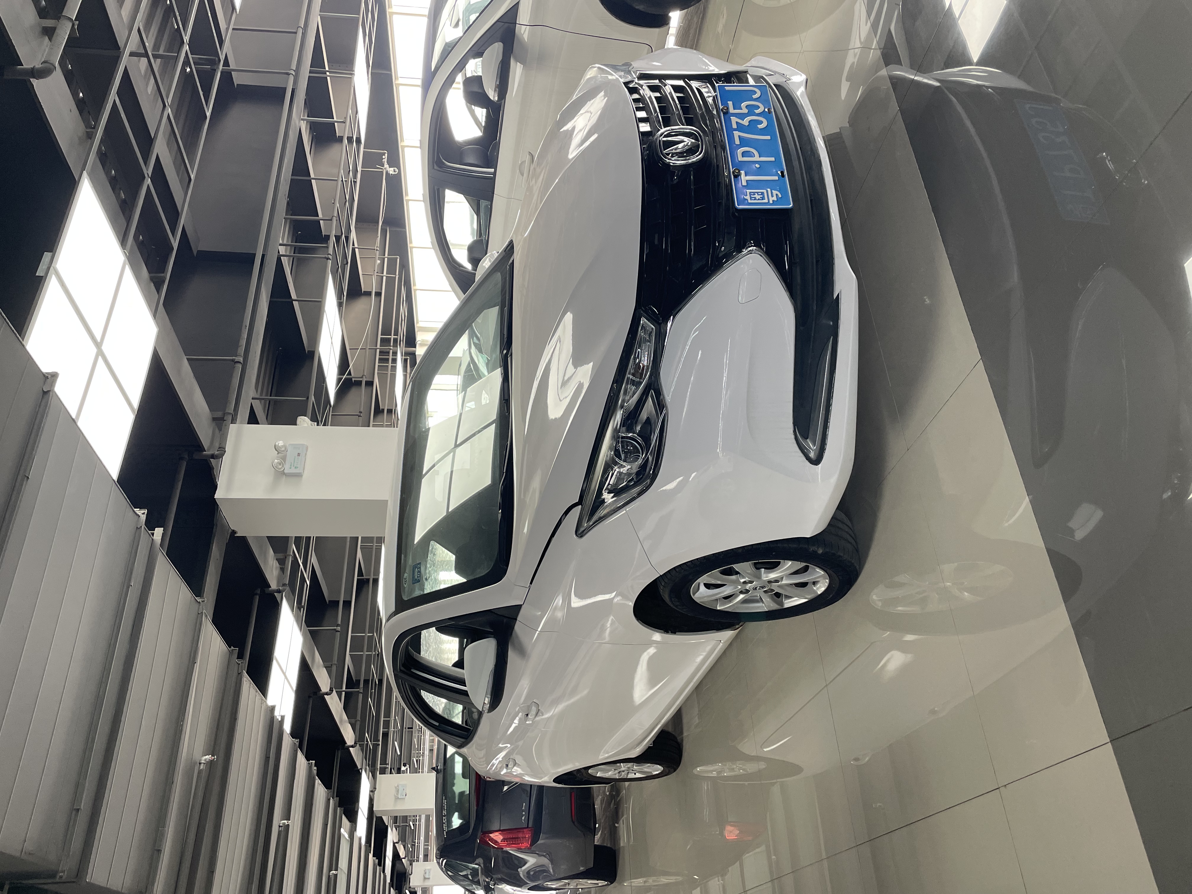 Vehicle photo 2/6