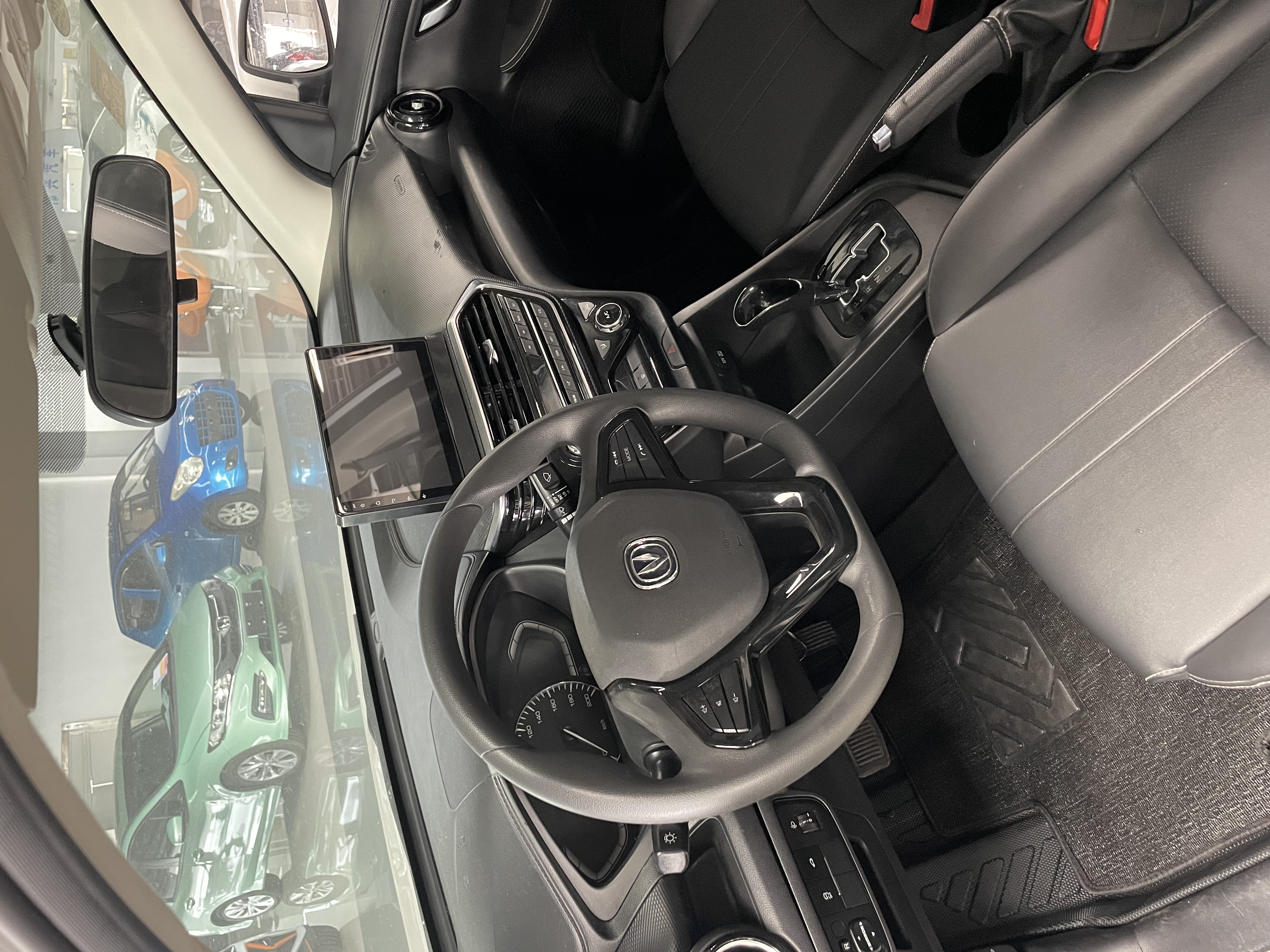 Vehicle photo 4/6
