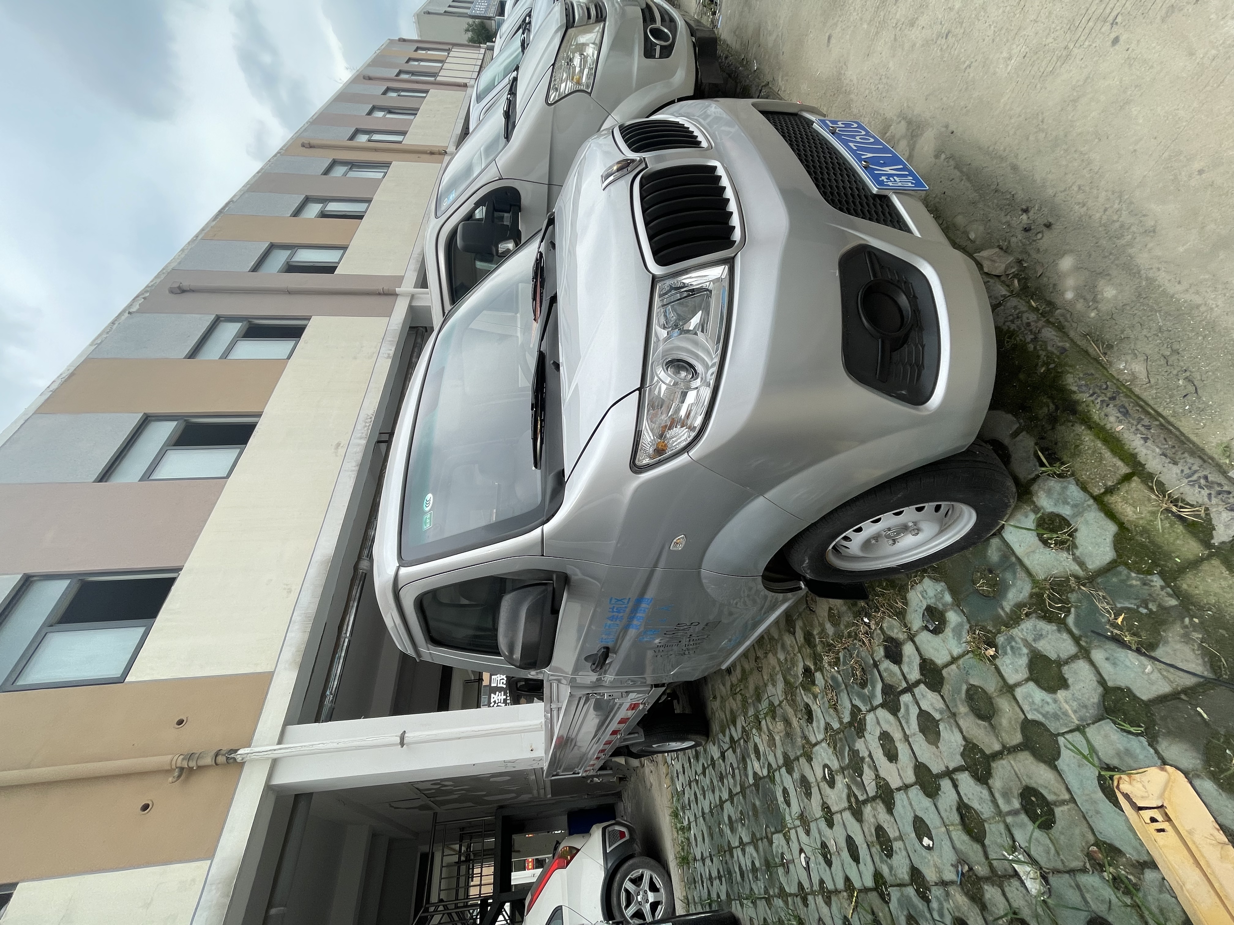 Vehicle photo 2/6