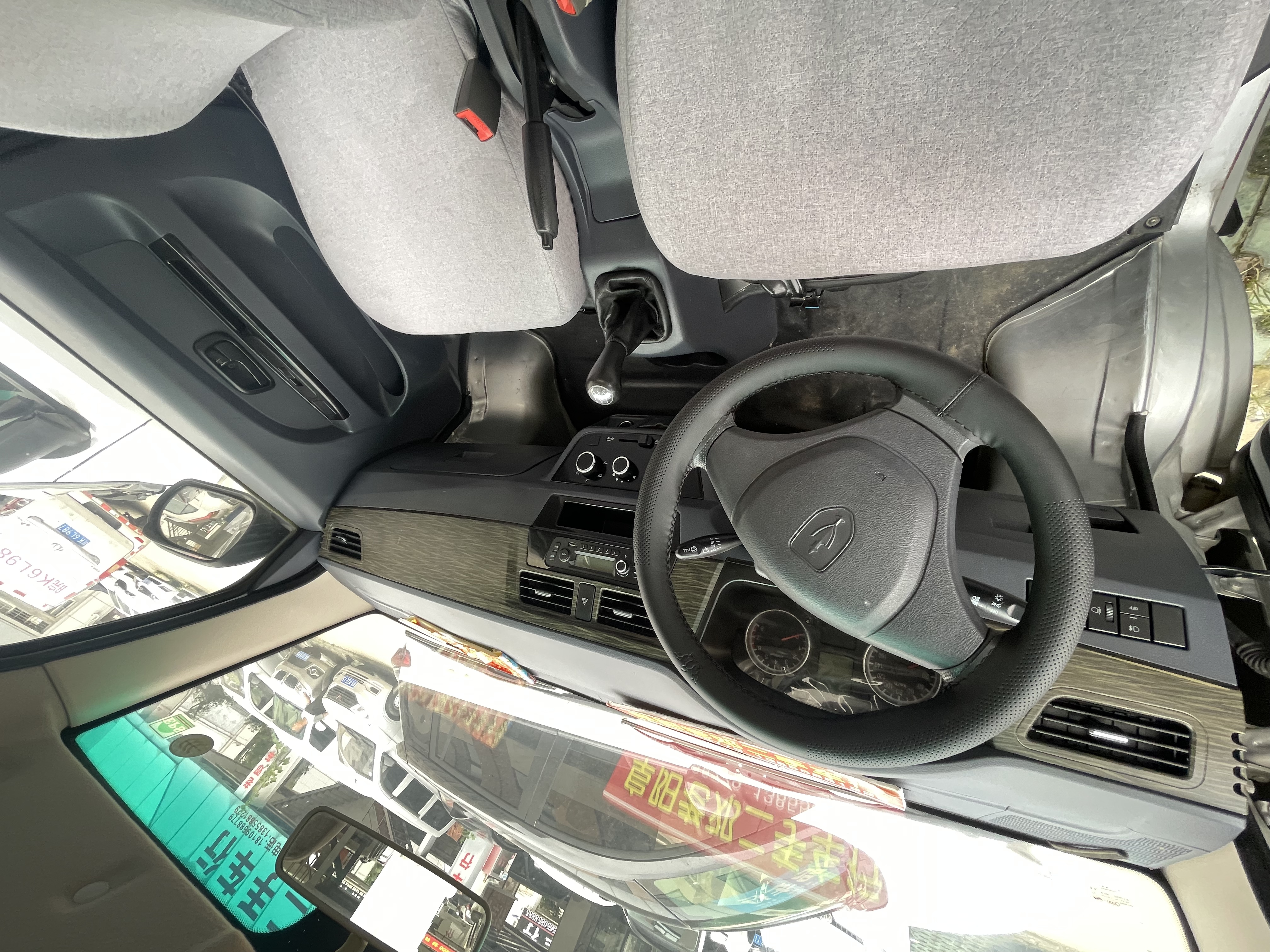 Vehicle photo 4/6
