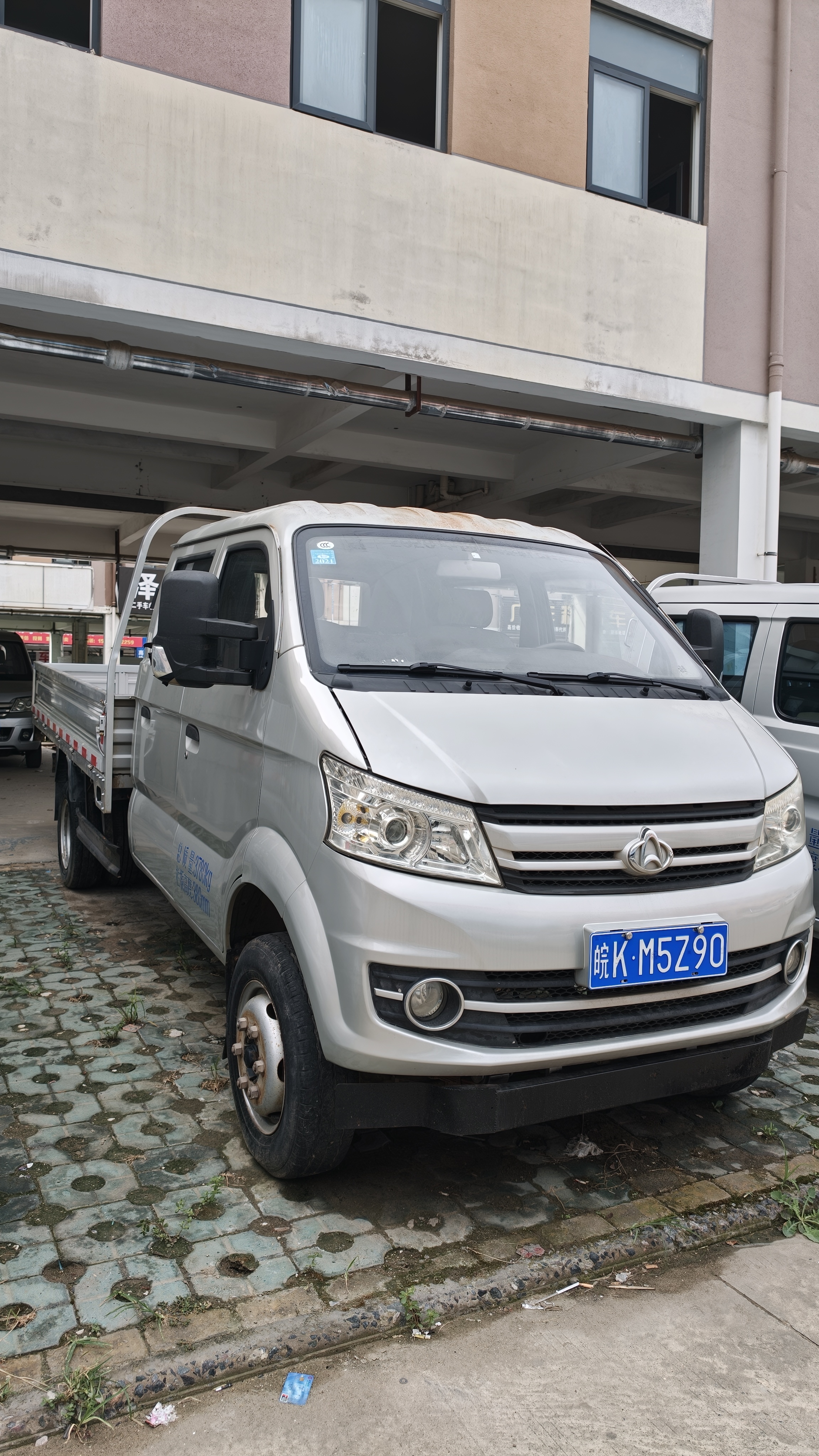 Vehicle photo 2/7