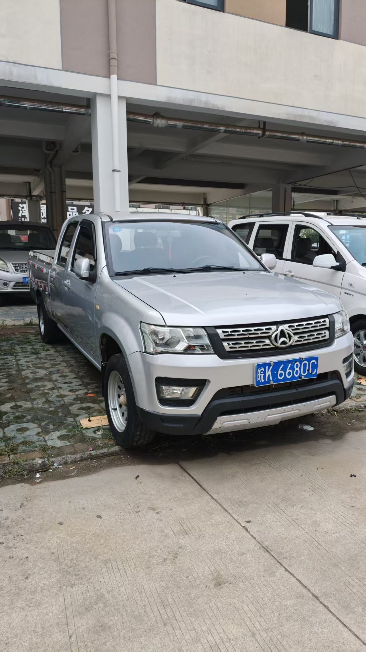 Vehicle photo 2/6