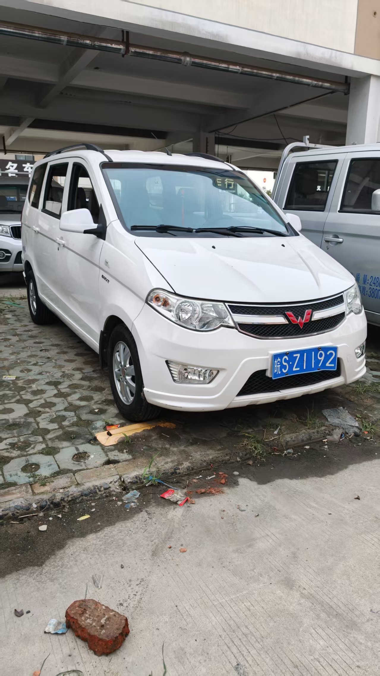 Vehicle photo 2/8