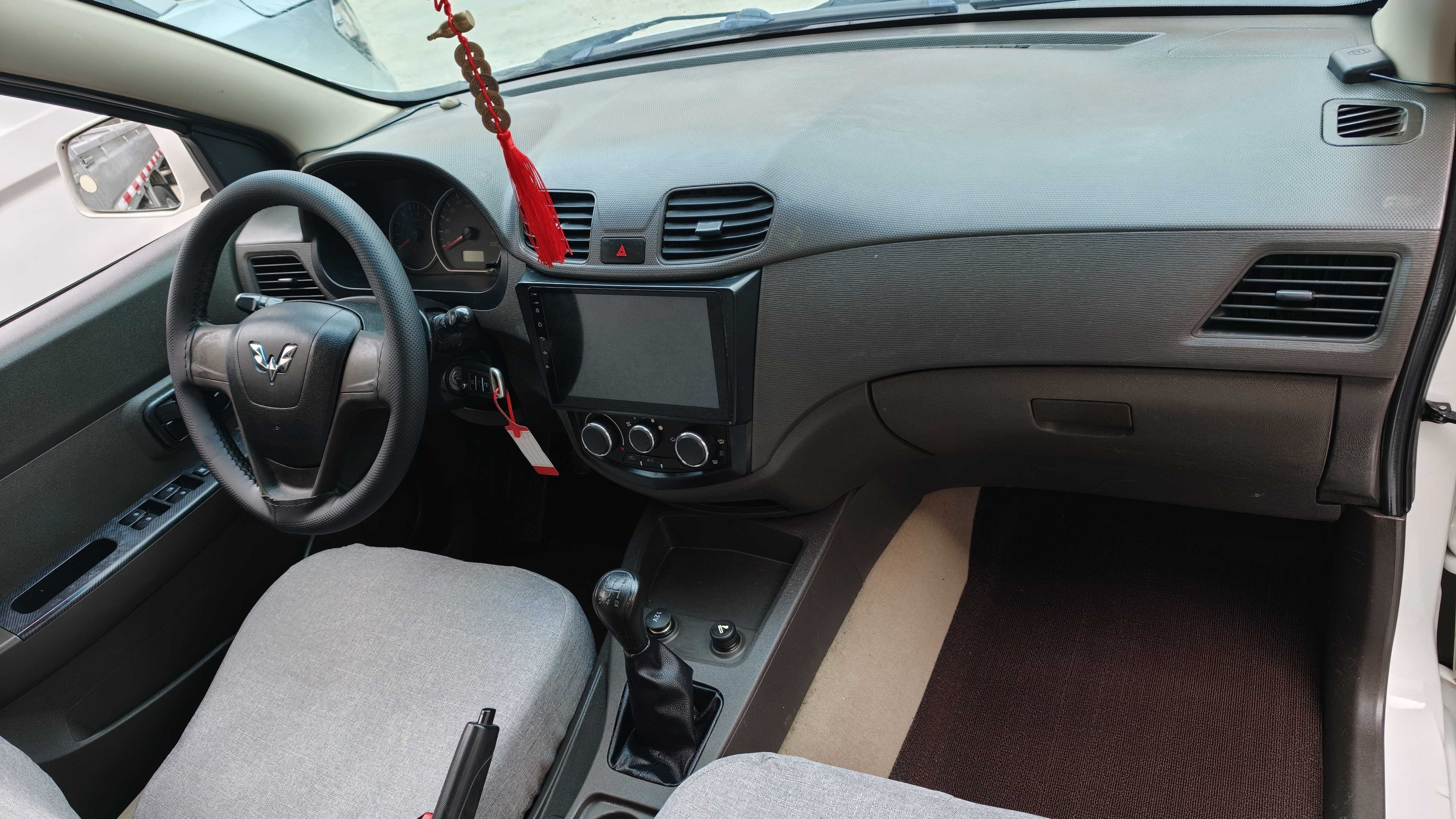Vehicle photo 4/8