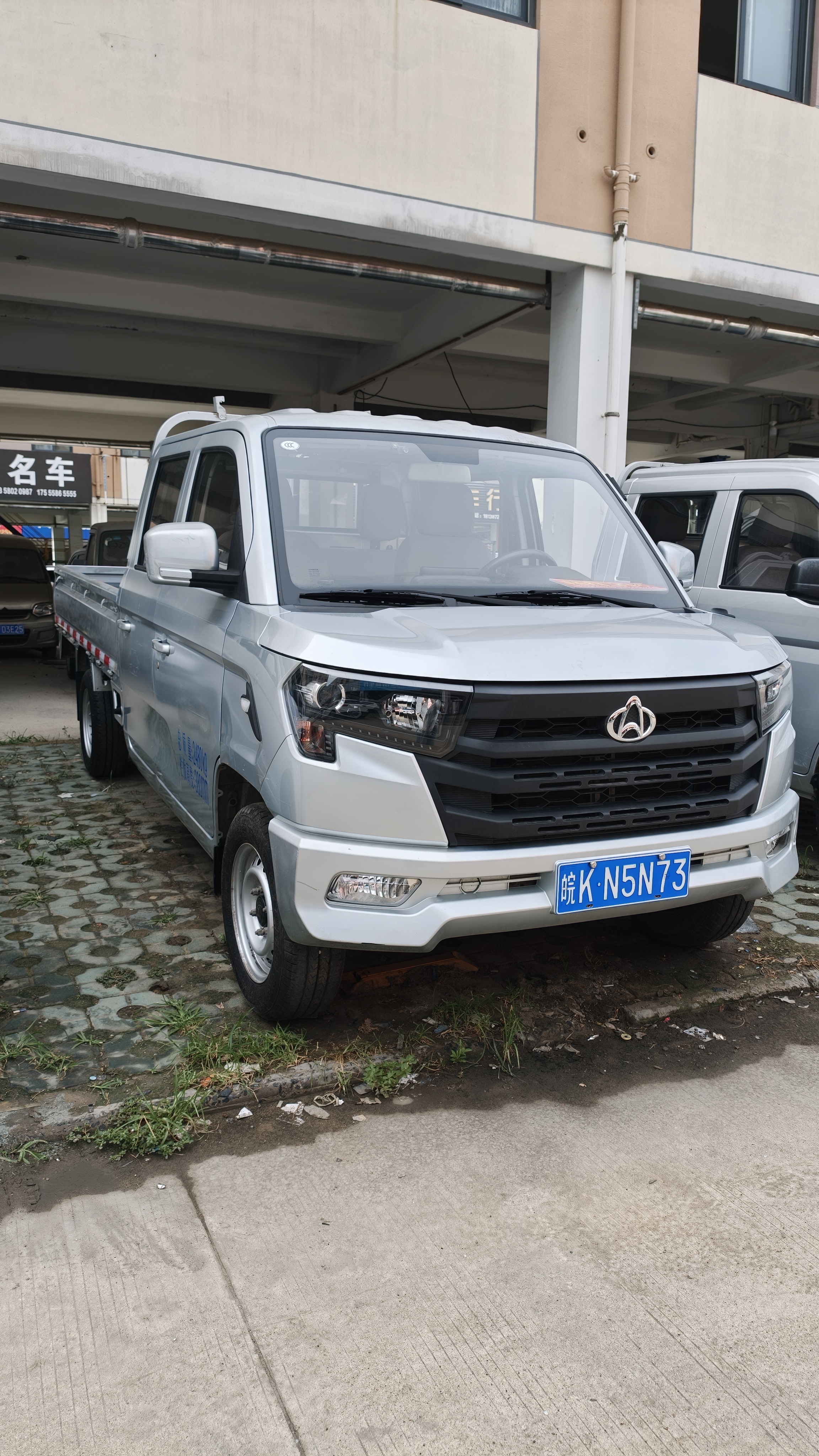 Vehicle photo 2/7