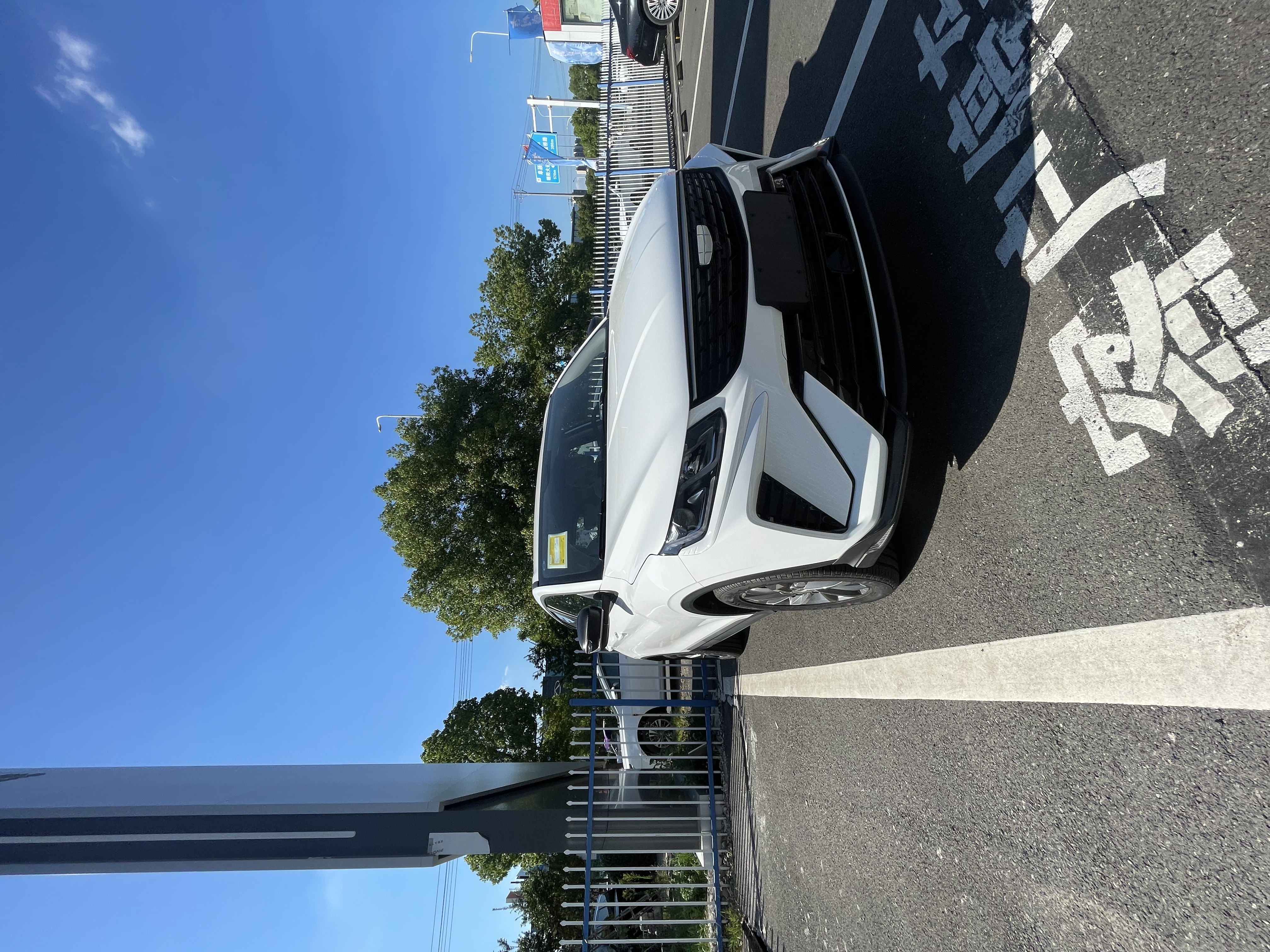 Vehicle photo 2/8