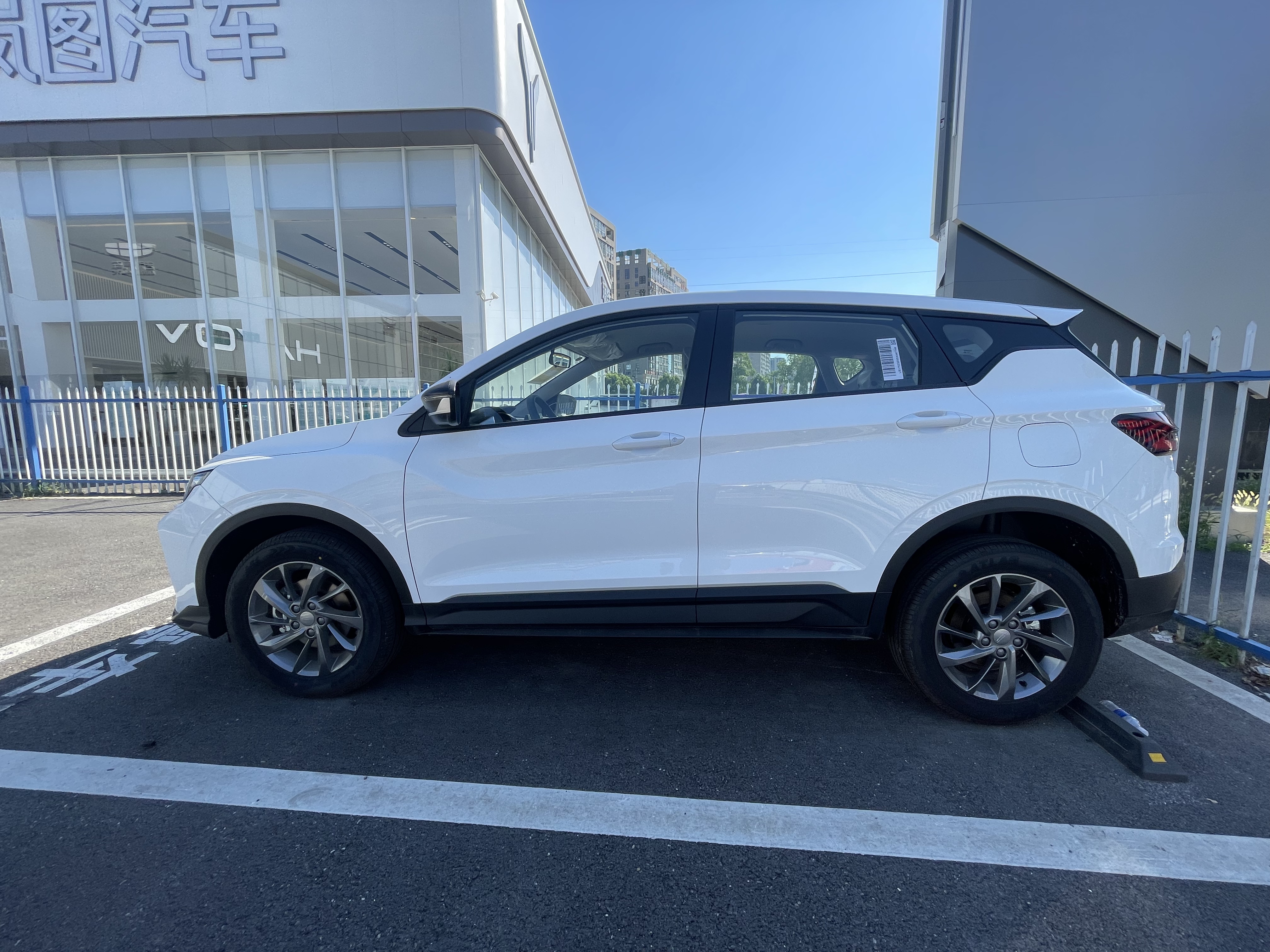 Vehicle photo 4/8